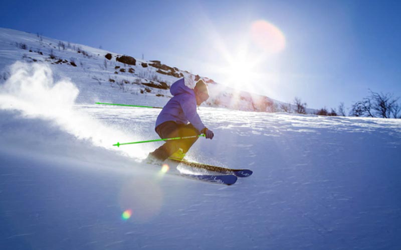 Man skiiing - 5 Top Skiing Injuries & How to Avoid Them