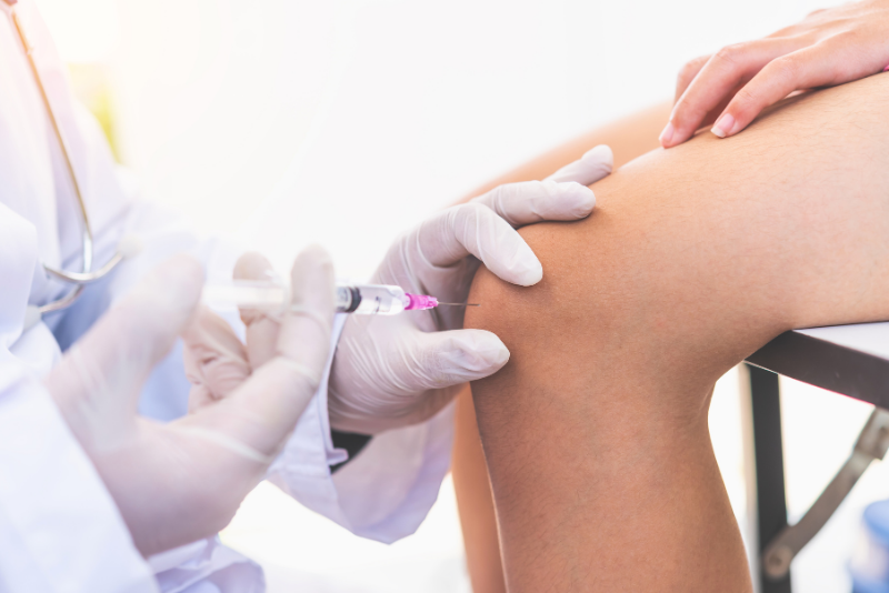 When to See a Knee Specialist for Swelling or Stiffness